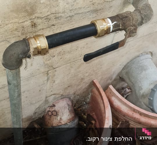צינור מים עם ברז וידית שחורה